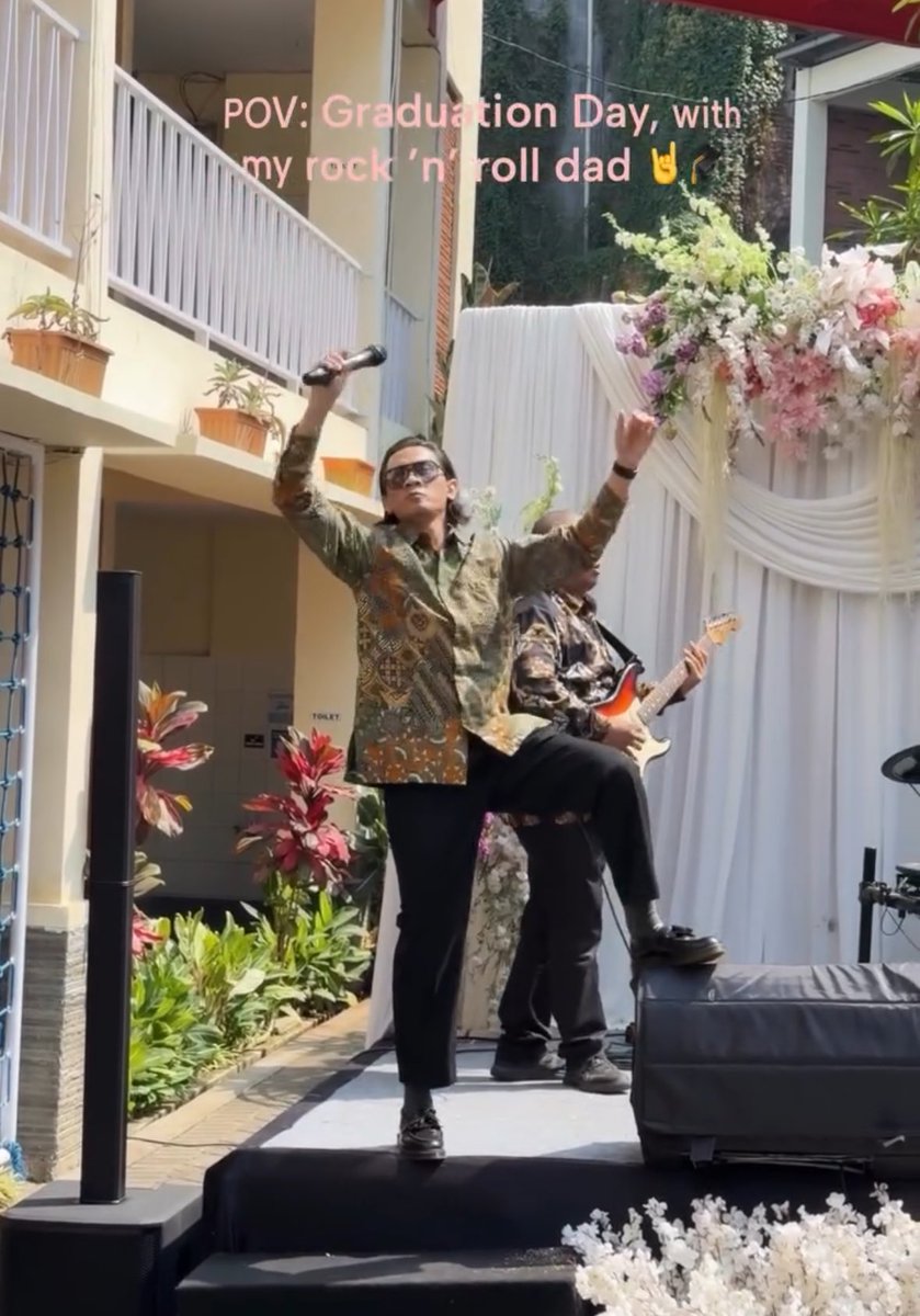 insidefolkative's tweet photo. Momen ketika Tria 'The Changcuters' rayakan kelulusan sang anak, sekaligus tampil di acara kelulusannya. Seru bangettt selalu berjiwa rock'n roll! https://t.co/avOBdz0p7v
