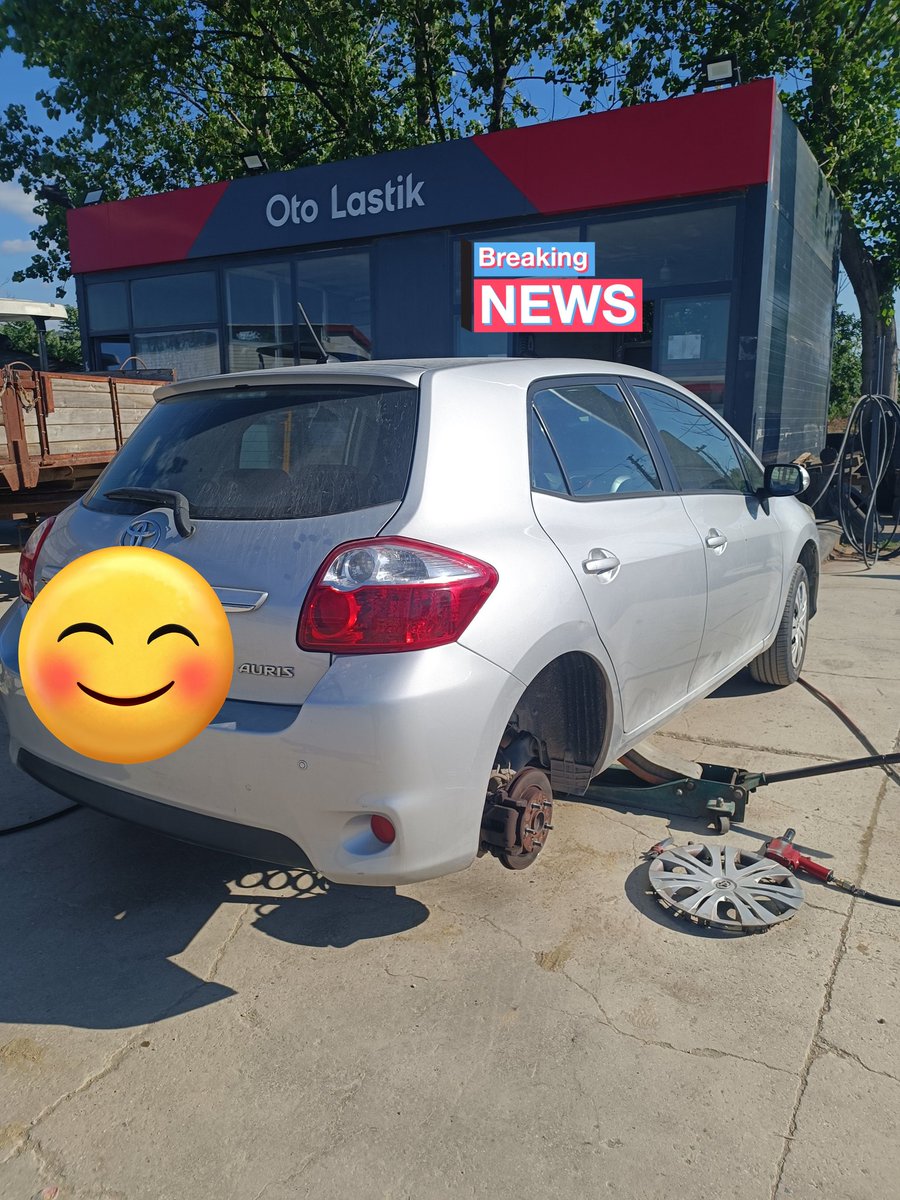 Kulisvegundem's tweet photo. Uzun zamandır lastikciye gelmiyordum. Lastiğime civi battı yaklaşık 15 dakikalık işlem için 400 TL ödedim. Fiyat normal mi pahalı mı bilmiyorum. 

Bu fiyatlar şehir sehir değişiyordur büyük ihtimal. Çok kısa süren bir işlem için bana pahalı geldi. 

#lastik #araba #patlak https://t.co/7smSWb3uzX