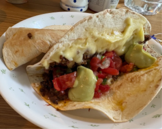 otasunchi's tweet photo. 塾長の家にてホームステイ中の英語の先生の一人が
母国の料理、タコスを披露！
8時間(!)程かけて全部手作り。
一口食べると様々な味が一緒に広がり
非常に美味。
皮のパリパリな食感も楽しく、くせになるほど。
英語学習からその国のことを知れるのは、とても興味深いですね。一気に世界も広がります。 https://t.co/xN5JL3vEEK