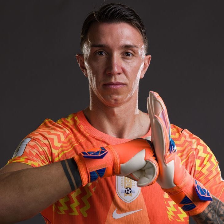 RodrigoRomano76's tweet photo. FERNANDO MUSLERA ✅️

RÉCORD PRESENCIAS ✅️

Fernando Muslera se convertirá hoy en el jugador de selección uruguaya con mas partidos jugados en Copas del Mundo. 

Llegará a 18 presencias y superará a Edinson Cavani. 

LAS PRESENCIAS DEL 🧤

📅 Sudáfrica 2010 (7)

➡️ vs. Francia (0-0)
➡️ vs. Sudáfrica (3-0)
➡️ vs. México (1-0)
➡️ vs. Corea del Sur (2-1)
➡️ vs. Ghana (1-1)
➡️ vs. Holanda (2-3)
➡️ vs. Alemania (2-3)

📅 Brasil 2014 (4)

➡️ vs. Costa Rica (1-3)
➡️ vs. Inglaterra (2-1)
➡️ vs. Italia (1-0)
➡️ vs. Colombia (0-2)

📅 Rusia 2018 (5)

➡️ vs. Egipto (1-0)
➡️ vs. Arabia Saudita (1-0)
➡️ vs. Rusia (3-0)
➡️ vs. Portugal (2-1)
➡️ vs. Francia (0-2)

📅 Usa/Méx/Can 2026 (2)

➡️ vs. Arabia Saudita (1-1)
➡️ vs. Cabo Verde 

TOP 5 PRESENCIAS 👇

1️⃣ Fernando Muslera, 18
2️⃣ Edinson Cavani, 17
3️⃣ Diego Godin, 16
4️⃣ Luis Suárez, 16
5️⃣ Ladislao Mazurkiewicz, 13