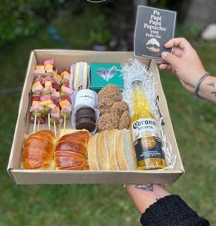 SymphoniaEye_'s tweet photo. ⎧ ..⃗. 𝓢𝓻𝓪. 𝓚𝓮𝓷𝓽 𝓟𝓸𝓼𝓽

; En este dia tan importante, quiso darle unos detallitos a su esposo @Jack_Kent_OF 
¡Feliz dia al mejor papi de todos! Nuestra Mer me ayudo a preparar todo, ¿ha quedado bonito? 😚✨️💕

Pd: Te amamos mucho. 🥰 https://t.co/re01SBGxt0