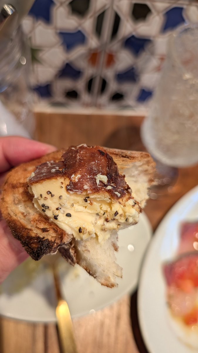 _tabesugi_kun's tweet photo. これはお通しに出てきたバスクチーズケーキ。胡椒と塩が添えてありオリーブオイルをぶっ掛けて食べろという。パンに乗せるとチーズの癖が消えてただ旨いだけの���リームになってしまい
これは令和のお通しグランプリ決定です。まじうめえ https://t.co/8YcSfPcGRu