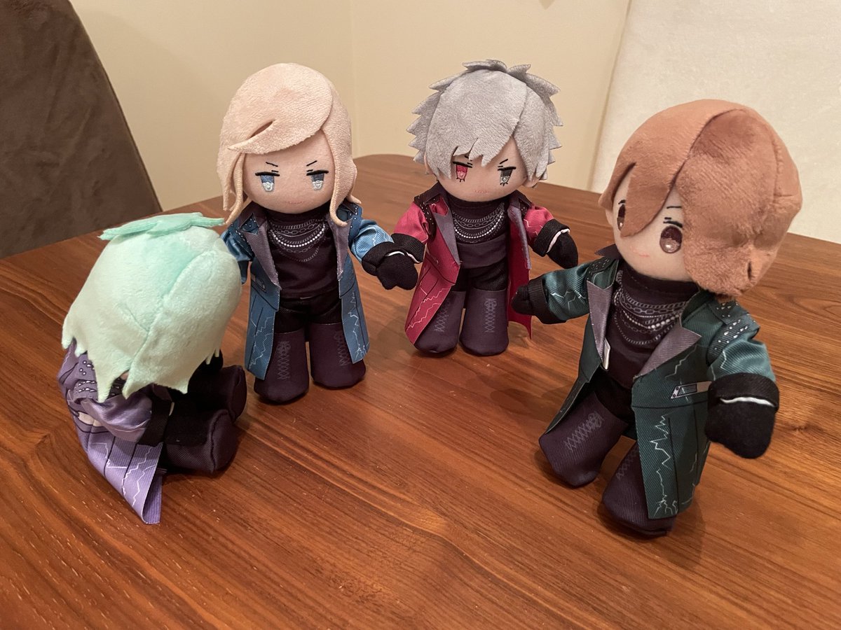 cocuri3's tweet photo. 〜カルライ千葉2日目〜
最後の挨拶、大好きポイントをうちのぬいスでざっくり再現🥹

🍖「ぜんこくツアー、やらしてください！」
🧊「ムム……(まずはエライひとのきょかを)」

🍀「この4にんでよかった……」

💻「ずーーーっと、いっしょ！」

からの

🍀🍖💻🧊「「「「😭😭😭😭」」」」 https://t.co/lxvWagTYo9