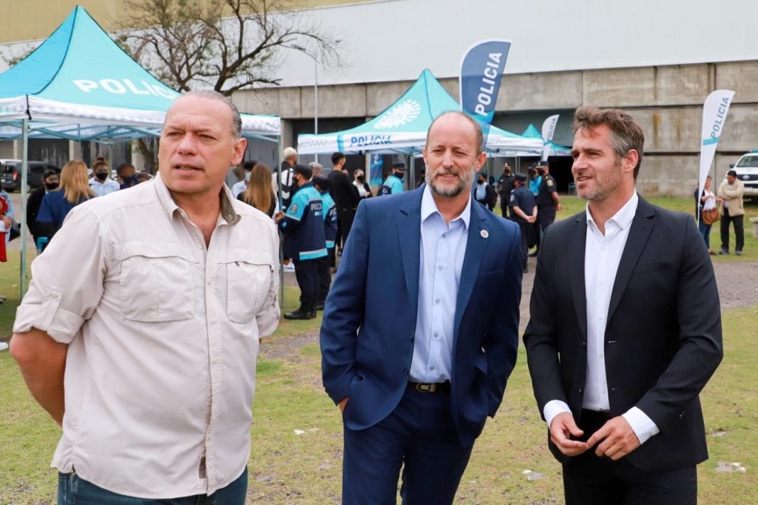 AndyGenna's tweet photo. Saben de quien es padrino político Insaurralde?? 

Si! Del intendente kuka de Pilar Federico de Achaval.
BINGO! 🎰💰💵

Achaval tambien tendrá en su vestidor todos esos millones de dolares? https://t.co/hYogSqICOq