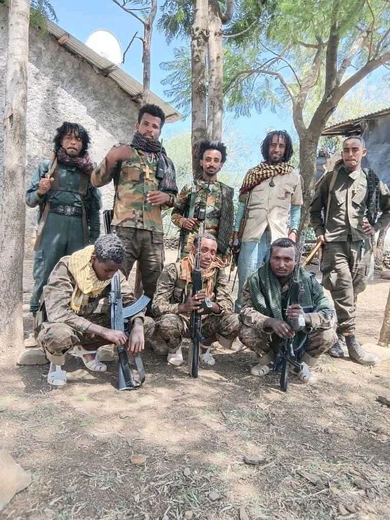 Geteriew1's tweet photo. #ሰበር_መረጃ
🔥የገለሰቡ የአብይ አሕመድ  ሰራዊት አባላት ሦስት ጥቁር ክላሽ በመያዝ  303ኛ አሳምነዉ ኮርን  ተቀላቅለዋል!!

🔥መነሻቸውን ከቡግና ወረዳ አይና ከተማ ያደረጉ  ሦስት መሠረታዊ የጁላ ሰራዊት አባላት አገዛዙን በመቃወም ሰኔ 14 ቀን 2018 ዓ/ም የአማራ ፋኖ ብሔራዊ ንቅናቄ (አፋብን) ወሎ ቤተ-አማራ ምኒልክ ዕዝ 303ኛ ግዙፉ አሳምነው ኮር 19ኛ (ተፈራ ማሞ) ክፍለ ጦርን ተቀላቅለዋል።

👉የተቀላቀሉ አባላትም:-
1.  መሰረታዊ ወታደር ናቃቸው አብራራው
2.  መሰረታዊ ወታደር አለበል አባቸው
3.  መሰረታዊ ወታደር ተመስገን አበራ የተባሉት 
ከ204 ኮር 38 ክፍለ ጦር 5ኛ ሻለቃ 3ኛ ሻምበል 3ኛ መቶ የመጡ ሲሆን:-
   👉 ሦስት ጥቁር ክላሽ
   👉 ስድስት የክላሽ ካዝና
   👉 542 የክላሽ ተተኳሽ
   👉 ሦስት የወገብ ትጥቅ
   👉 ስድስት የእጅ ቦምብና ሌሎች ወታደራዊ ቁሳቁሶችን በመያዝ ተቀላቅለዋል።

አባላቱ አያይዘውም ፋኖዎቹ ያደረጉላቸውን አቀባበል አመስግነው በመከላከያ ተቋም ዘረኝነትና ባለጊዜነት መኖሩን አሳውቀው አማራ ክልል ሳንገባ ወደ ቀይ ባህር ወደብ ለማስመለስ እንደምንላክና ለእናት ሐገር ግዳጅ እንድንዘጋጅ ተነግሮን ነበር ሲሉ ቃላቸውን ሰጥተዋል።

ኦሮምያ ክልል እያለን ብሬንና ስናይፐር ተኳሽ የነበርነው አብዛሃኛው አማራ የነበርን ቢሆንም ከሦስት ወር በፊት አማራ ክልል ስንገባ እኛ አማራዎችና የሌሎች ብሔር ተወላጆች የቡድን መሳሪያዎችን እንዳንይዝ ተከለከልን።

አሁንም ከ30 በላይ የአማራ ተወላጆች የመከላከያ ሰራዊት አባላት ገና በጥርጣሬ ይሔዳሉ ተብለው የታሰሩ ሲሆን እናንተም ትሔዳላችሁ ተብለን ታስረንና ተጠይቀን ነበር።

እኛም የአሁኑ የመከላከያ ተቋም ለሐገር ሉዓላዊነትና ዳር ደንበር መከበር፣ እንደ ሐገር መታፈር እንዲሁም ትክክለኛ ትግል እንዳልሆነና የፋኖ ትግል ብሶት የወለደው ትክክለኛ፣ ሃቀኛና የህልውና ትግል መሆኑን ተረድተን በትክክል አማራው ሲታረድና ሲገደል ስላየን ተገቢ ትግል ነው በሚል ወደ ፋኖ መንደር ተቀላቅለናል ብለዋል ሲል የ303ኛ አሳምነው ኮር ህዝብ ግንኙነት መምሪያ መረጃውን አድርሷል።

መዳረሻው ድልና ነፃነት የሆነው የአማራ ህዝብ የህልዉና ተጋድሎ ተጠናክሮ ይቀጥላል!

ህልውናችን በተባበረ ክንዳችን!
የአፋብን ወሎ ቤተ አማራ ምኒልክ ዕዝ ሚዲያ እና ኮሚዩኒኬሽን  መምሪያ!! 

     ሰኔ:-14/10/ 2018 ዓ/ም