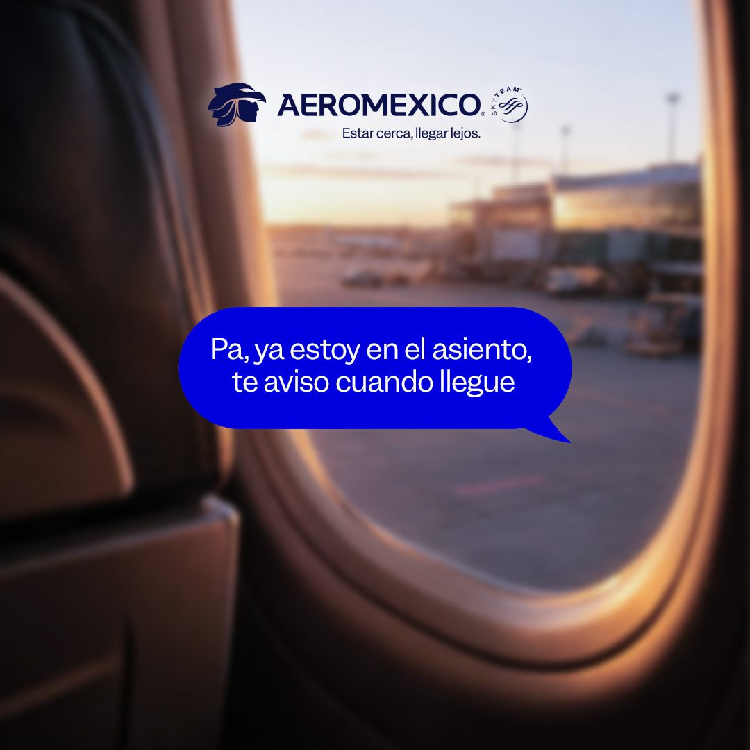 Aeromexico's tweet photo. Hay personas que dejan huellas.
Los papás dejan alas.

Porque antes de enseñarnos a llegar lejos, nos enseñaron a creer que podíamos hacerlo.

Gracias por cada lección, cada palabra de aliento y cada momento en el que nos impulsaste a descubrir todo lo que somos capaces de lograr.

Feliz Día del Padre. 💙