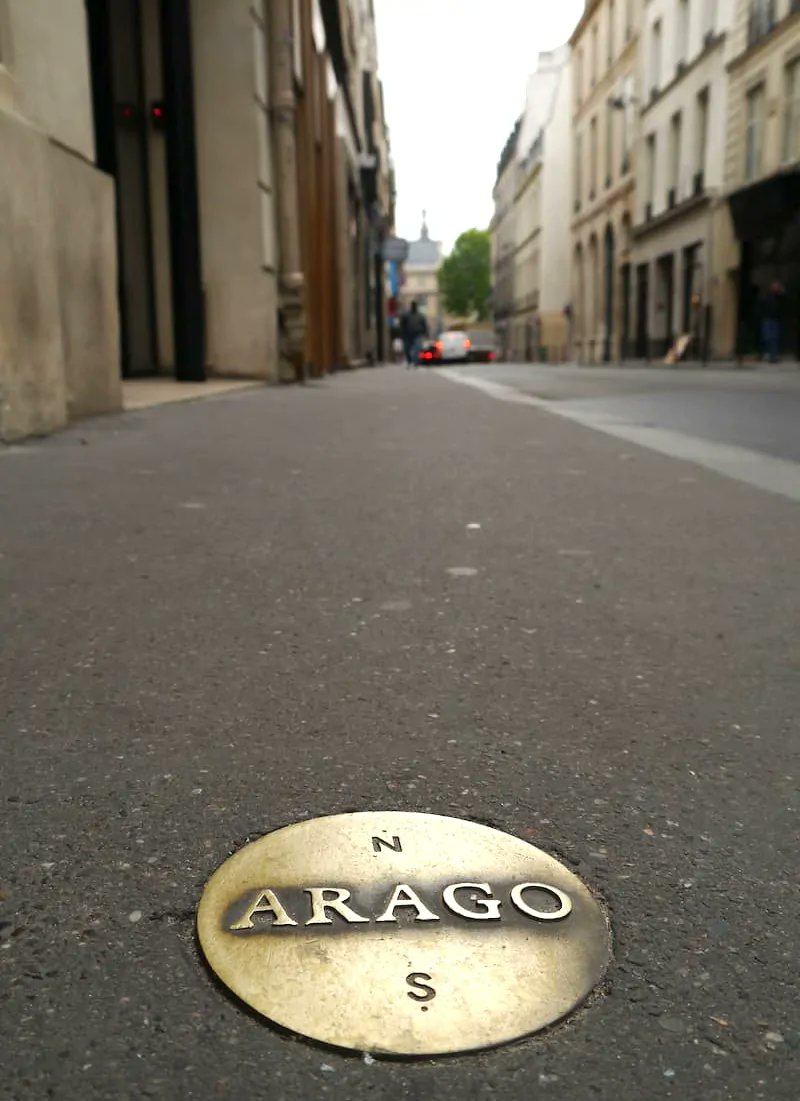 CeJour_Histoire's tweet photo. Pendant deux siècles, le monde ne s'est pas mesuré à partir de Greenwich. Mais à partir de Paris.

Une ligne invisible traverse encore la capitale du nord au sud. Le méridien de Paris.

Tout commence en 1667, un 21 juin. Jour du solstice d'été. On fonde l'Observatoire de Paris, et l'on trace cette ligne de référence pile à travers le bâtiment.

Pendant plus de deux cents ans, les cartes françaises comptent les longitudes depuis Paris. Pas depuis Londres.

Et ce méridien va servir à une chose immense.

À la Révolution, on veut une mesure universelle, identique pour tous les hommes. On décide de mesurer la Terre. Deux astronomes, Delambre et Méchain, partent arpenter la France, de Dunkerque à Barcelone, le long de ce méridien.

De leur calcul naîtra une unité que vous utilisez tous les jours.

Le mètre.

En 1884, le monde finit par choisir Greenwich comme référence mondiale. Paris s'incline.

Mais la ligne, elle, est restée.

Aujourd'hui, 135 médaillons de bronze frappés du nom Arago sont scellés dans les rues de Paris. Ils suivent le tracé exact du vieux méridien.

Vous en avez déjà repéré un sous vos pieds ?