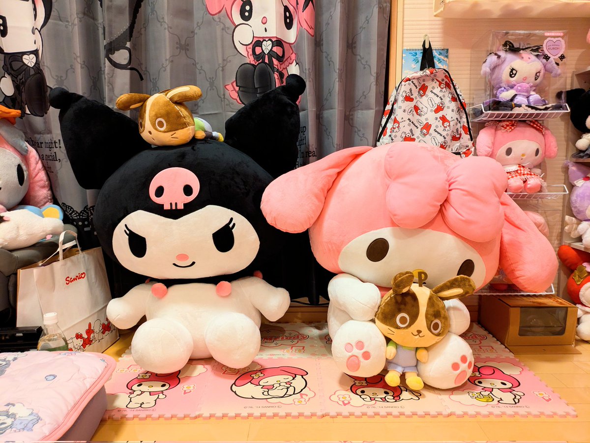m70v12's tweet photo. 遂にメロクロで揃いました🌟
キティメロちゃんもびっくりな大きさΣ(ﾟ∀ﾟﾉ)ﾉｷｬｰ
#宇佐美　#メロクロ https://t.co/uNKRw1OlPp