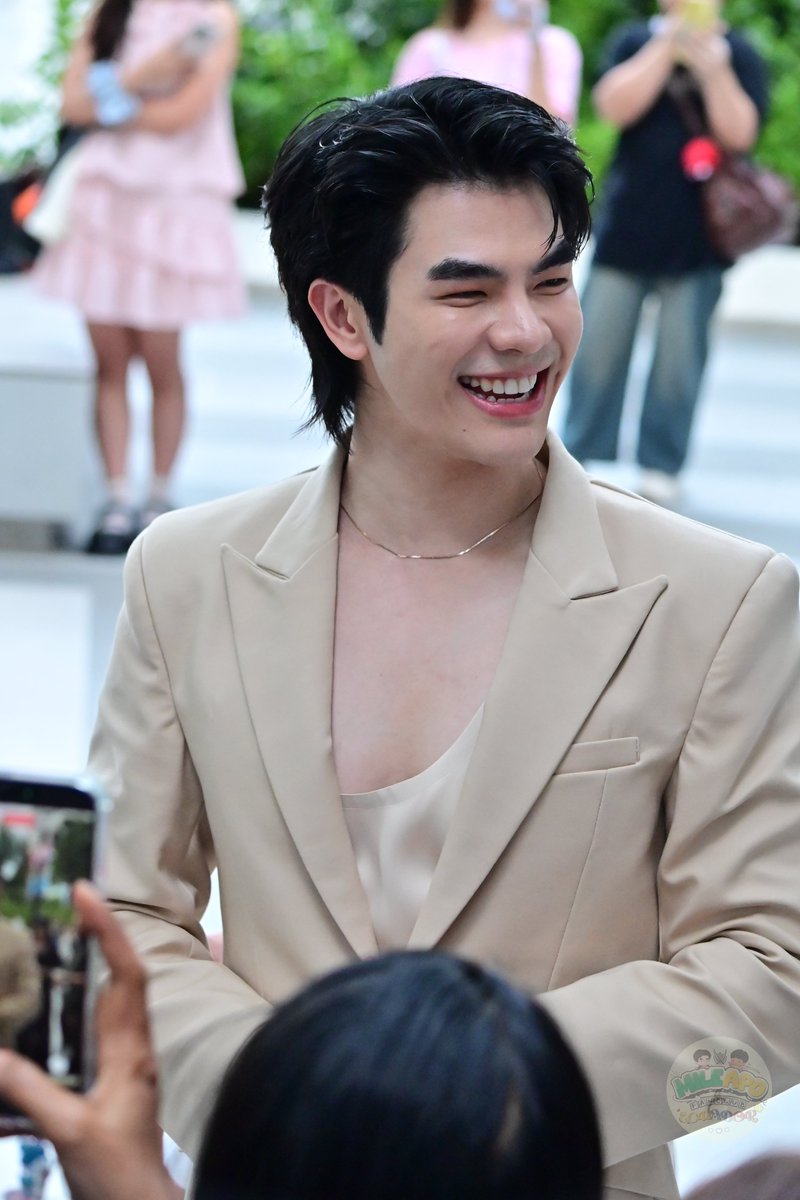 mileapo_fc_ec's tweet photo. Mile looking absolutely breathtaking and elegant at the Guerlain event today. He is just glowing and his smile can literally light up the entire room.
#GuerlainFragrancexMile
#MilePhakphum
#Guerlain #LArtetLaMatiere #PerfumerVisionary @milephakphum https://t.co/tkwGRLjxub