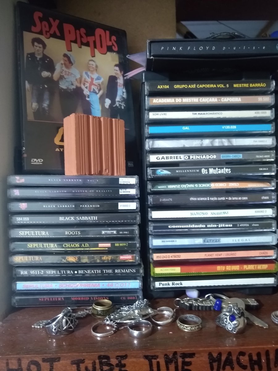 meotti1985's tweet photo. minha coleção de cds ai pra moggar todos voces https://t.co/9kMh9sIRem
