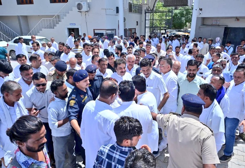 Sumitb0029's tweet photo. सिरसा में आयोजित स्नेह मिलन कार्यक्रम में हज़का के समय से साथ संघर्ष के समय के साथियों से मुलाक़ात हुई। आज भी हरियाणा की जानता खुले दिल से कुलदीप जी के साथ खड़ी है 
@bishnoikuldeep जी, आपका साथ हमारे लिए गर्व का क्षण है l
सिरसा के हर साथी की ओर से आपका हृदय से आभार🙏 @bbhavyabishnoi 
@NayabSainiBJP @narendramodi