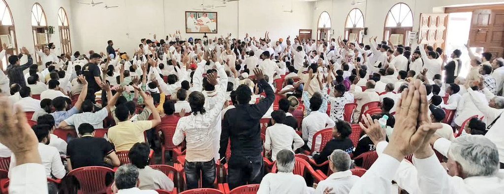 Sumitb0029's tweet photo. सिरसा में आयोजित स्नेह मिलन कार्यक्रम में हज़का के समय से साथ संघर्ष के समय के साथियों से मुलाक़ात हुई। आज भी हरियाणा की जानता खुले दिल से कुलदीप जी के साथ खड़ी है 
@bishnoikuldeep जी, आपका साथ हमारे लिए गर्व का क्षण है l
सिरसा के हर साथी की ओर से आपका हृदय से आभार🙏 @bbhavyabishnoi 
@NayabSainiBJP @narendramodi