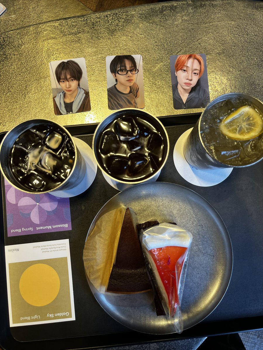 luckiezip's tweet photo. 예쁜 고양이 두명+내 여자들 = 기모띠한 하루 https://t.co/DdnlSFlBln