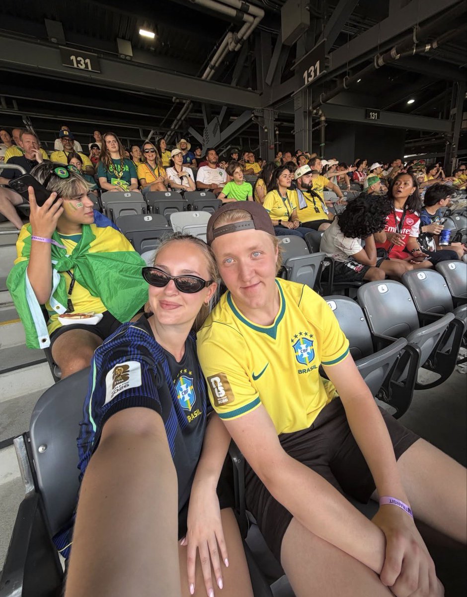 acervoislanders's tweet photo. a ella noiva do holmstrom simplesmente postou eles com a camisa do Brasil 🤏 https://t.co/jfuFiNF4Gj