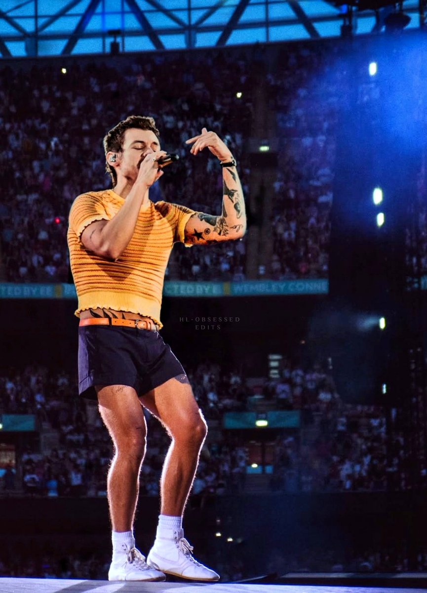 hlobsessed's tweet photo. ✨ crop top &amp; shorts ✨ https://t.co/audL2woUnc