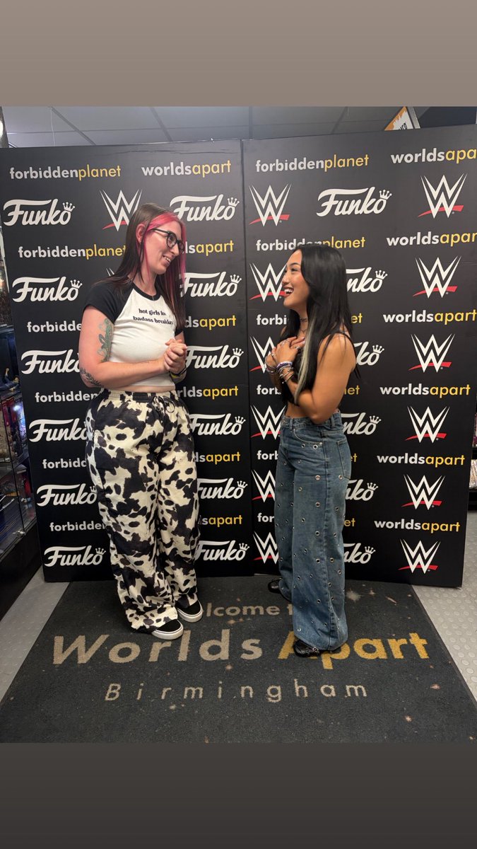 justgee92's tweet photo. She was the sweetest person ever! 

Thank you @roxanne_wwe 💜 https://t.co/aALF2kpoXe