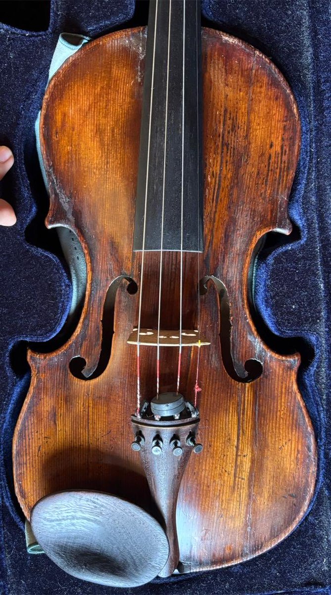LuciaValussi's tweet photo. VIOLÍN ROBADO. 

Me robaron mi violín en la ciudad de Corrientes capital.

Es un violín 4/4 realizado por BOHUSLAV LANTNER. Tiene la etiqueta interna que indica su autoría y el lugar donde se lo realizó. Si alguien tiene info por favor comuníquese conmigo! https://t.co/tjFVkmWvth