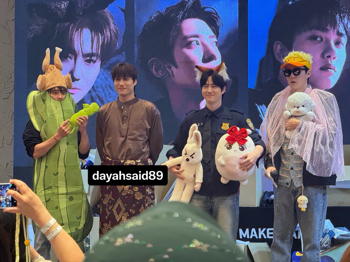 EXhOrizoninMY's tweet photo. Remember the Baju Melayu that was not approved? We passed them to be sent as photo prop for fansign today. According to the fansign winners, that rich brown Baju Melayu was worn by #Kai 🤗

#EXOReignsMY #EXhOrizoninMY #EXOInKL #EXO https://t.co/qMKwVVUW0F