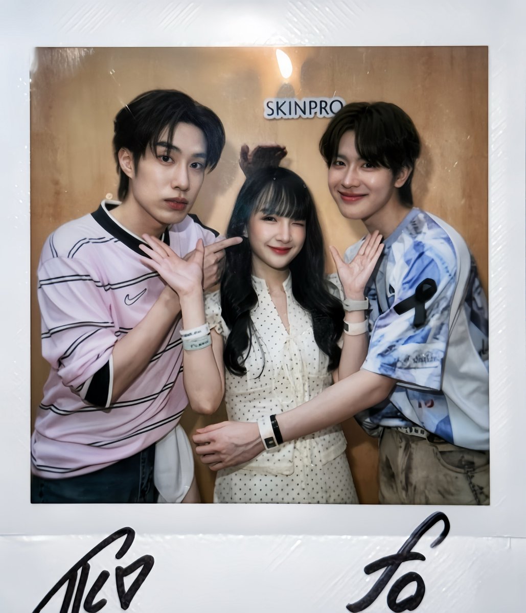 mayybeblue's tweet photo. ดีใจที่ได้เจอพวกอ้วนน้า แต่คือช้านทำท่าอะไรไม่มีใครทราบ555555566 มายืนข้างๆละชั้นจิ๋วมาก ♡ ໒꒰ྀིっ˕ -｡꒱ྀི১

#SkinInActionxTFO
#TleFirstonexSKINPRORx https://t.co/TJUgy0SnPc