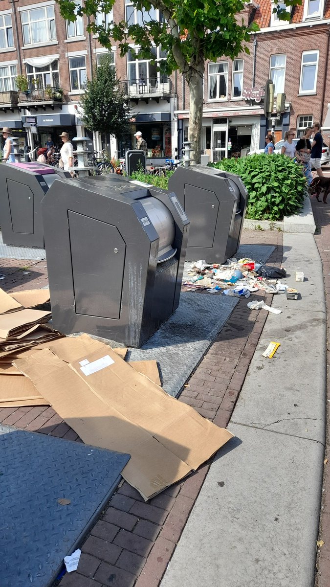 JolandaUtrecht's tweet photo. Altijd fijn als je 6000 medewerkers hebt bij de gemeente Utrecht, maar ophalen vuil en schoonhouden openbare ruimte lukt niet. Dit gaat de komende dagen niet beter worden met de hitte vermoed ik.  #Oudwijkerdwarsstraat https://t.co/pcLgRZRUZ8