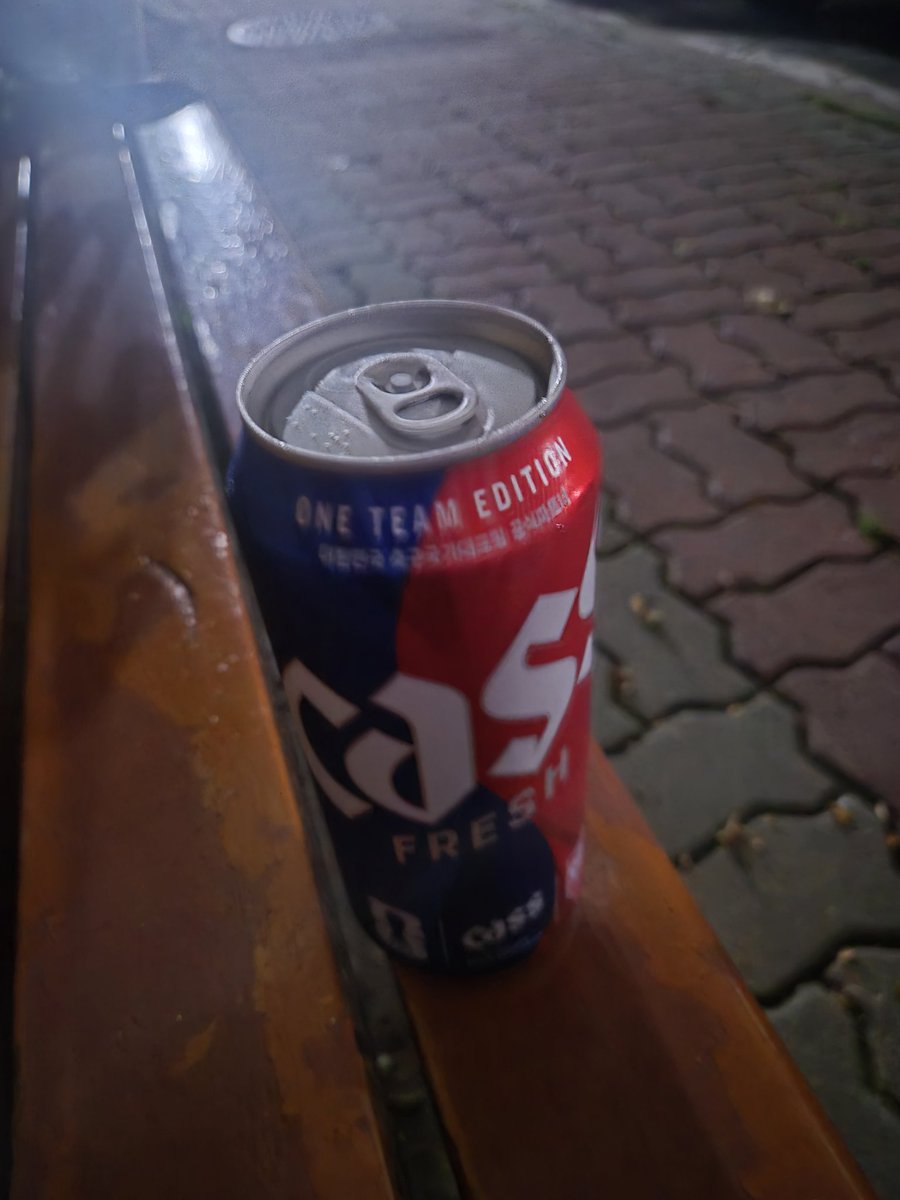 boillang's tweet photo. 야밤에 벤치에 앉아서 노래들으며 캔맥한잔.
존나 행복하다. https://t.co/8aKtpOxALc