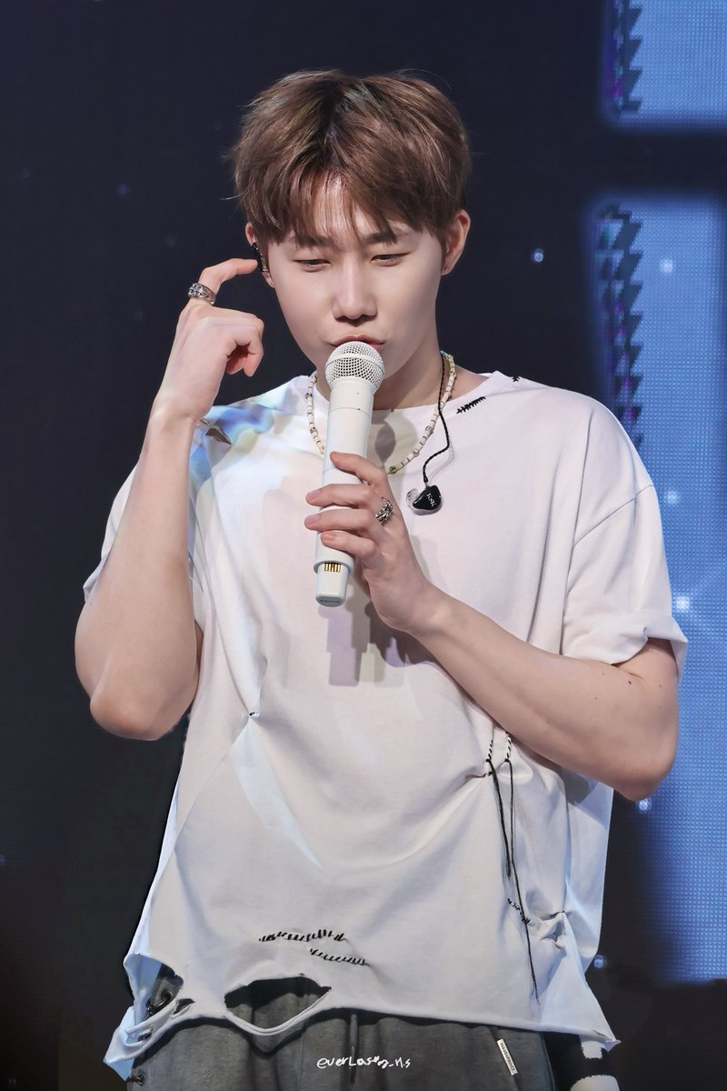 everlasting_hs's tweet photo. 260620 김성규 [LV4: LEAP TO VECTOR] 가오슝 Kaohsiung 

고민하는 모습조차 귀여워…🫪

#성규 #김성규 #SUNGKYU #KIMSUNGKYU #인피니트 #INFINITE #LV4 #LEAPTOVECTOR #LV4Kaohsiung https://t.co/BEhoSlSc1L
