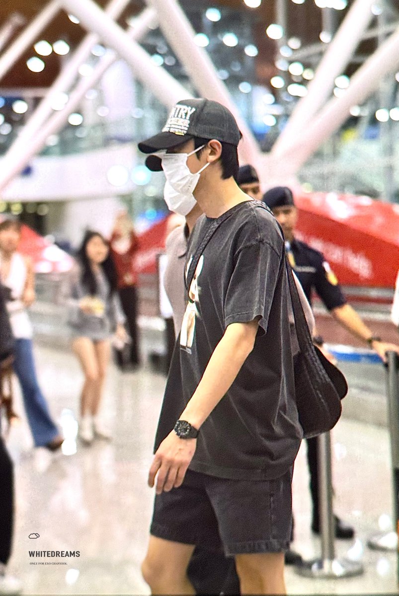 whitedreams1127's tweet photo. 260621 KUL 
🐶우리 강아지 집 가자‼️
#찬열 #chanyeol #チャンヨル https://t.co/bve0gKGpgP