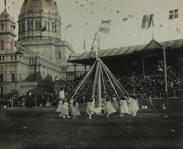 AntipodeEmpire's tweet photo. Maypole dancers at Federation celebrations. Melbourne, Victoria 🇦🇺🇬🇧 1901 https://t.co/FrvneNqzJX