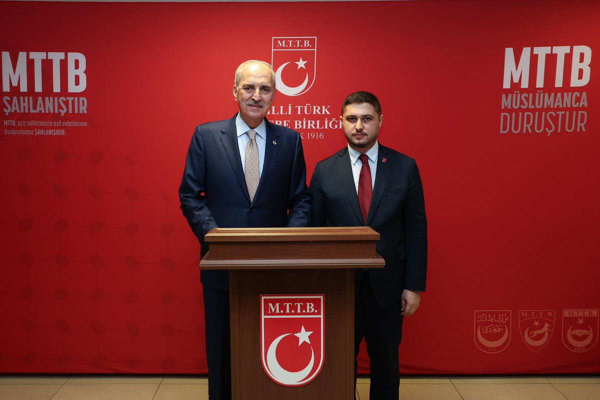 tahsin_basari's tweet photo. Siyaset Okulu”muzun mezuniyet ve sertifika törenini, MTTB saflarında yetişmiş, taşıdığı bu asil ruhu hizmet ettiği her kademeye gururla yansıtan Eskimez MTTB’li Büyüğümüz, TBMM Başkanımız Sayın Prof. Dr. Numan Kurtulmuş’un teşrifleriyle gerçekleştirdik.

Değerli Başkanımızı tarihi Genel Merkezimizde, asırlık ocağımızda ağırlamaktan büyük bir mutluluk ve onur duyduk.

5 hafta boyunca çok kıymetli bilgilerin paylaşıldığı, nitelikli eğitimlerle dolu dolu geçen Siyaset Okulumuzu başarıyla tamamlayan tüm katılımcılarımıza yürekten teşekkür ediyor, mezunlarımızı tebrik ediyorum.

Milli Türk Talebe Birliği, tam 110 yıldır aziz milletimizin asil evlatlarına hizmet ettiği gibi inşallah bundan sonra da nice devlet ve dava adamlarını yetiştirmeye kararlılıkla devam edecektir.

Bu vesileyle, programımızın gerçekleştirilmesinde büyük emek ve gayret gösteren başta İstanbul Üniversitemiz olmak üzere, değerli yönetim kuruluma ve tüm ekip arkadaşlarıma yürekten teşekkür ediyorum.

#MTTBşahlanıştır
#MTTBmüslümancaduruştur