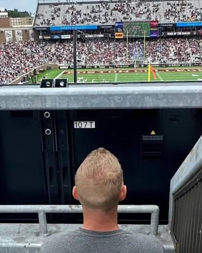 Sandwich571's tweet photo. @EverythingOOC My seats are better https://t.co/NwG0Cu6pWP