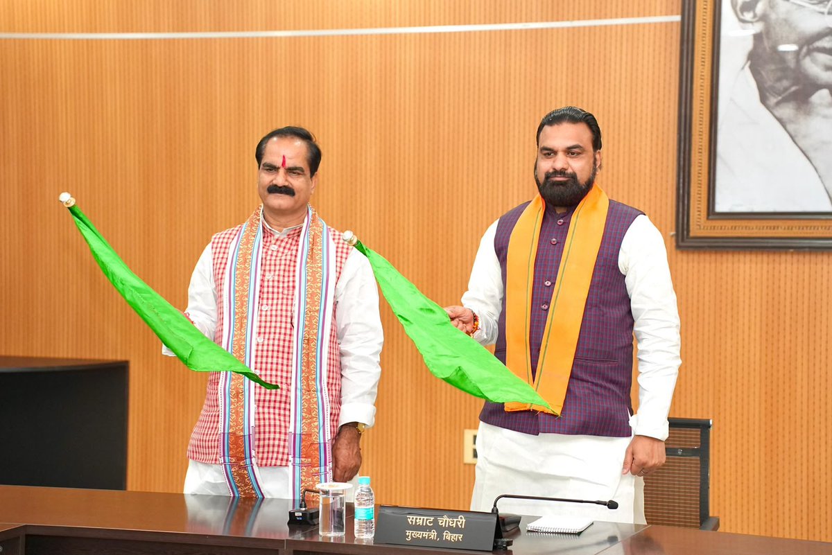 RailMinIndia's tweet photo. माननीय म���ख्यमंत्री, राजस्थान @BhajanlalBjp जी, माननीय रेल मंत्री @AshwiniVaishnaw जी, माननीय मुख्यमंत्री, बिहार @samrat4bjp जी एवं माननीय उप मुख्यमंत्री, राजस्थान श्रीमती @KumariDiya जी द्वारा जयपुर (खातीपुरा)–दरभंगा #AmritBharatExpress रेल सेवा को हरी झं��ी दिखाकर रवाना किया गया। साथ ही मेगा कोचिंग टर्मिनल, खातीपुरा का शुभारंभ भी किया गया।
#RailInfra4Rajasthan