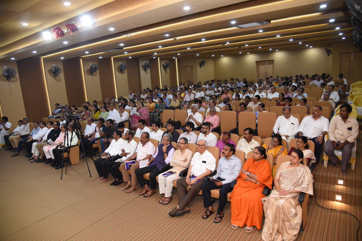 rajeshpadmar's tweet photo. RSS Sahasarakaryavah Mukunda CR addressed Pramukh Nagarika Goshti as a part of centenary year of RSS at Sanghaniketan, Mangaluru. Kshetriya Sanghachalak Dr P Vaman Shenoy, Dr Satish Rao, others were present. https://t.co/o4gVj3YcAO
