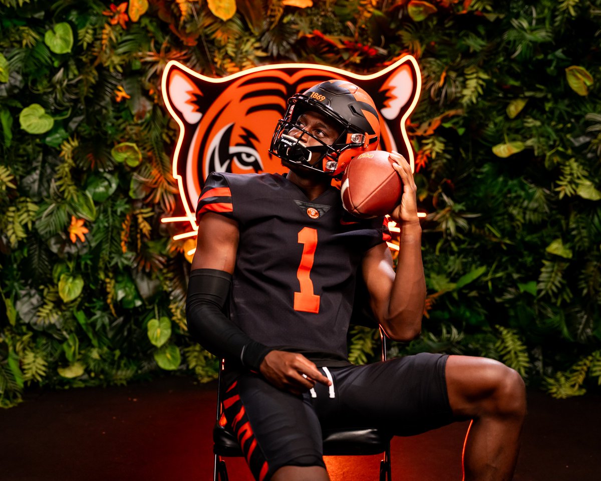 Dorian_ba11er's tweet photo. Had an amazing Official Visit at home @PrincetonFTBL  this weekend. Thank you to the staff, coaches, alum, and players for making my time amazing up there! Go Tigers 🟧⬛️! 

#JUICE

@CoachRosenbaum @CoachBobSurace @RyanFracPU @CoachWFox @JCSEaglesFB @CoachBaz561 @baylintrujillo @247Sports @CoachBee561 @On3 @EraPrep @NEP_Proscia @coachehenderson