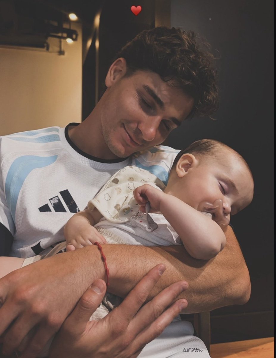 abertini1's tweet photo. La foto menos anticonceptiva que vas a ver es la que subió Julian Álvarez por el día de padre ♥️ https://t.co/Lwhe1dZF4y