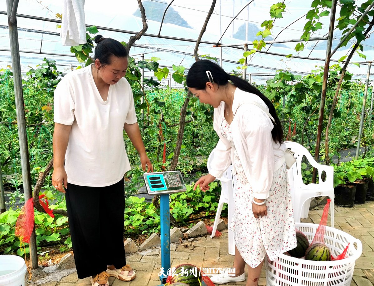 eoPYPgg1vakogiu's tweet photo. Kid’s first time planting sunflower seeds with mom—dirty hands, big smiles, and hope growing together! ， https://t.co/AzMdmU7u5T