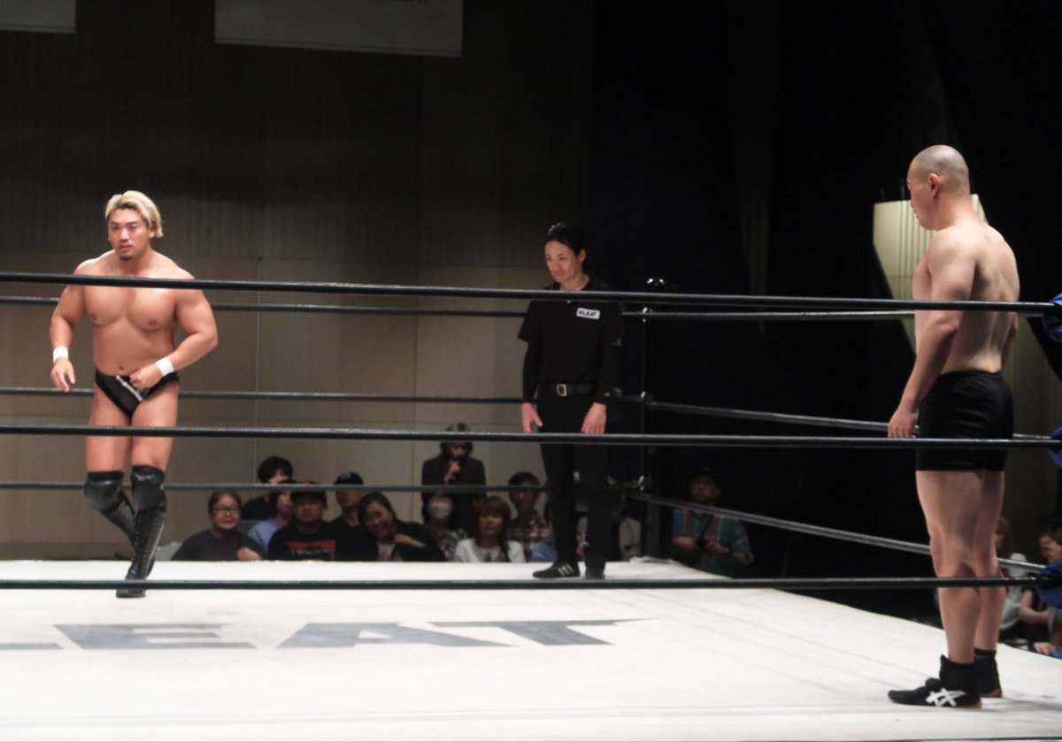 bkzOZRiaJGL0UJO's tweet photo. 6月20日Wヘッダー！
夜はGLEAT  SONIC WRESTLING in 有明
“開幕直前祭” 北沢タウンホール大会へ。⑦

もちろん自分は徹也のファンだけど、今日はやっぱりこの試合を一番注目してました。

山本丈プロレスラーデビュー戦
田村ハヤトvs 山本丈。

デビュー戦は一生に一度だけ☺️

#GLEAT #GPRO #LIDET https://t.co/0vYROTrnt1