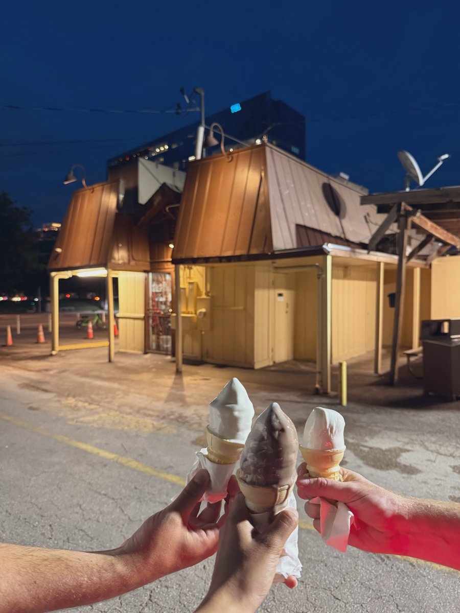 RimaSukhadia's tweet photo. Chasing golden hour with golden Cybercabs 💫

Good dinner, frozen custard, great company, and autonomous gold. Just a new Austin aesthetic ✨

You can't miss Golden bois anymore, the future is officially everywhere 😋

@Tesla @robotaxi @Tesla_AI @holtdotdj @Serenity_Now247 https://t.co/ee2rMTVeAl