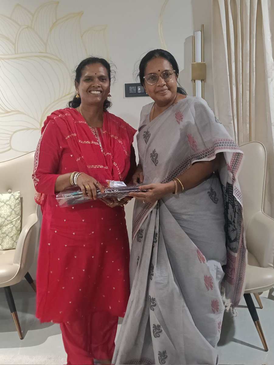 NellaiammalB's tweet photo. இன்று கோவையில் பாசத்துக்குறிய அக்கா மகளிர் அணி தேசிய தலைவர் திருமதி.வானதிசீனிவாசன் அவர்களை இல்லத்தில் சந்தித்து ஆசி பெற்றபோது. https://t.co/9Q9z7Z7b94