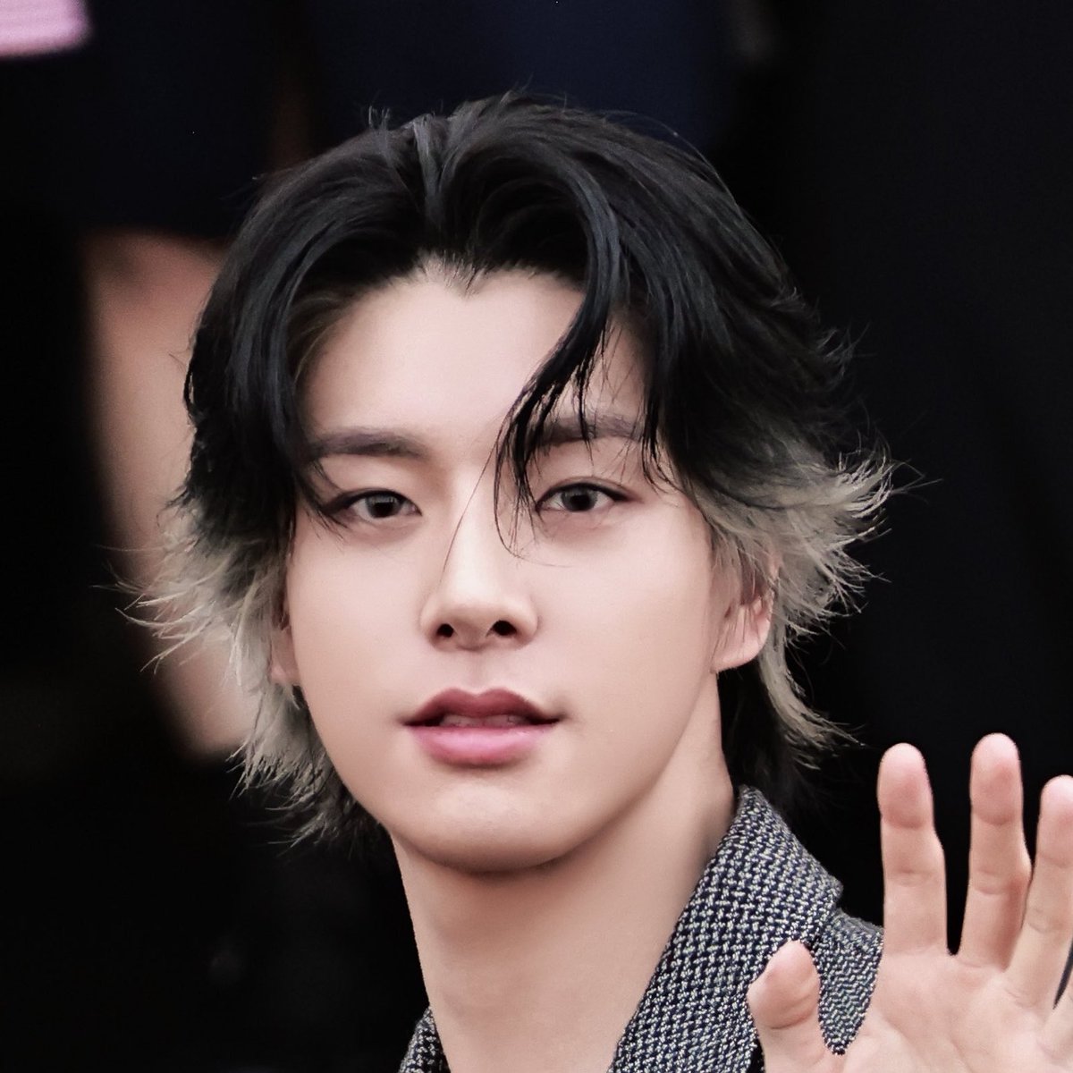 sleeptighting's tweet photo. the coolest hairstyle i’ve seen in a while https://t.co/L0X9dWiQX2