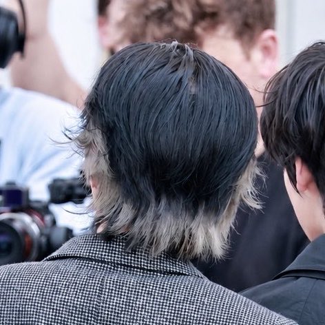 sleeptighting's tweet photo. the coolest hairstyle i’ve seen in a while https://t.co/L0X9dWiQX2