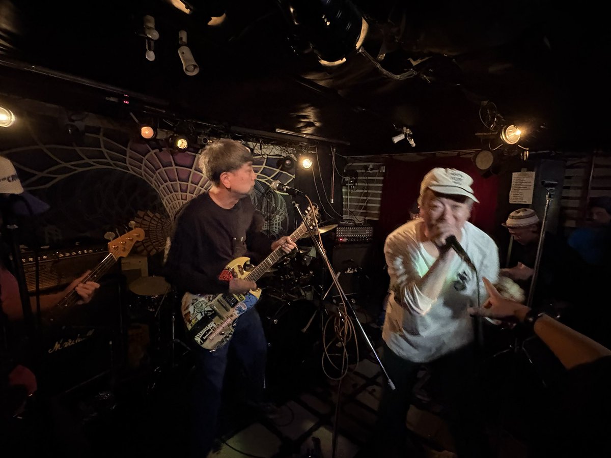 Unagisuki666's tweet photo. ［続き］
コレも初のGRÄSS、デュオから叩き出されたhardcore punk‼︎音源が欲しいっす

MASTERPEACE、今日も気持ちが燃え上がり、涙で目を擦りまくり😭

NOIZEGOAT‼︎また凄いことに、、かつてないくらいに"艶"のある極重サウンド

全バンド、精神がトロけるような音で凄い良いライブでした🤡‼️ https://t.co/JtS1UHEMmY