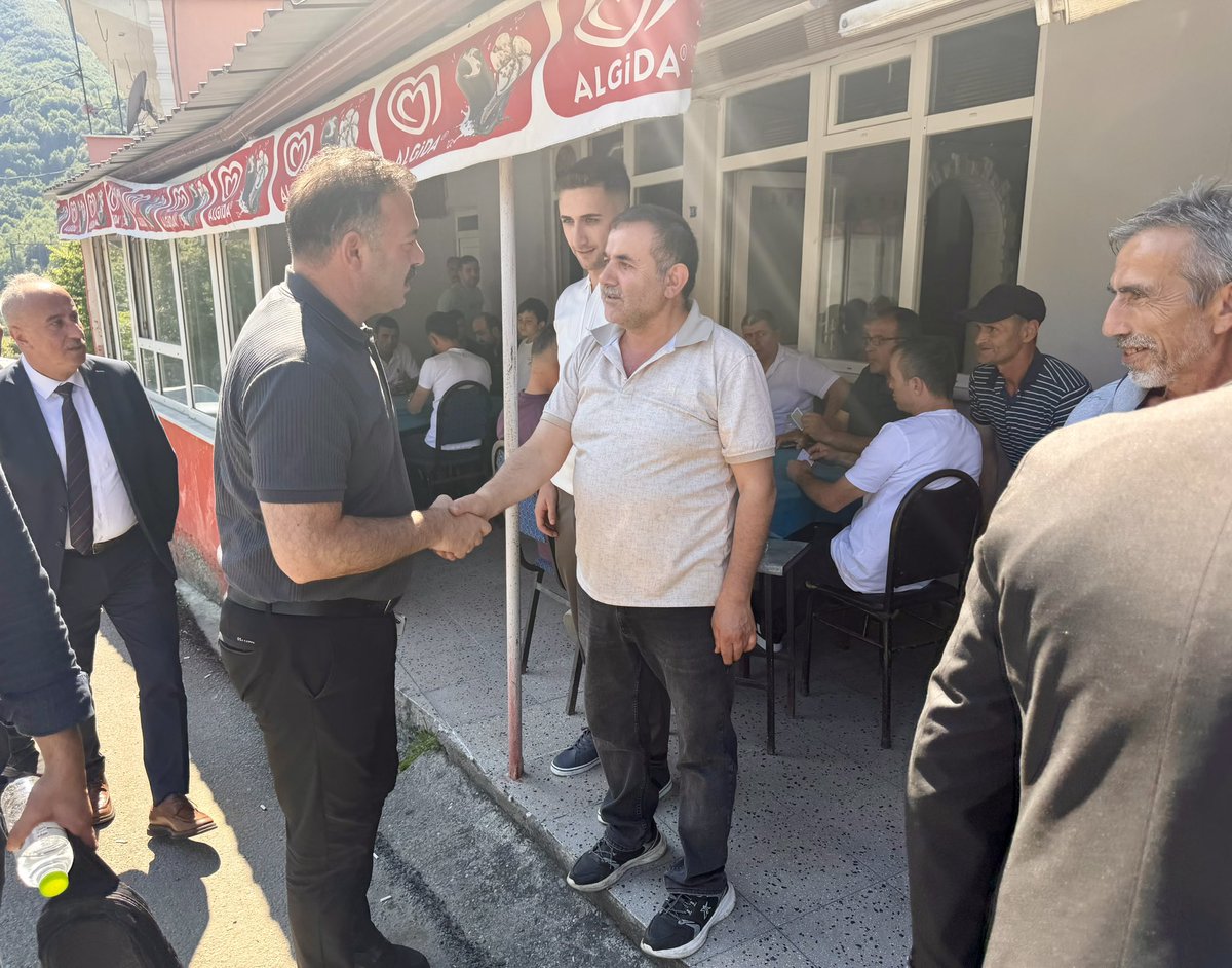 mcaglayan9's tweet photo. 📍 Merkez Himmetoğlu Köyü

Merkez İlçe Başkanımız Sayın Sezer Köroğlu, İl Genel Meclisi Başkanımız Sayın Necdet Karaveli ve İl Genel Meclisi Grup Başkanvekilimiz Sayın Abdullah Karagüzel ile birlikte Merkez Himmetoğlu Köyümüzde kıymetli hemşehrilerimizle bir araya geldik.

Gönül sofralarında çaylarımızı yudumlayıp samimi sohbetler gerçekleştirdik; hemşehrilerimizin talep ve önerilerini dinleyerek hasbihâl ettik. Bizim siyaset anlayışımız; milletimizle gönül bağlarını güçlendirmek, aynı sofrayı paylaşmak, sevinçte de sıkıntıda da omuz omuza olmak ve daima milletimizin yanında yürümektir.

Bizleri muhabbetle karşılayan, gönül kapılarını açan kıymetli hemşehrilerimize yürekten teşekkür ediyorum. Rabbim birlik ve beraberliğimizi daim, muhabbetimizi ve kardeşliğimizi kaim eylesin.

@RTErdogan 
@Akparti 
@abuyukgumus 
@mchtylmz 
@selmanaltasordu