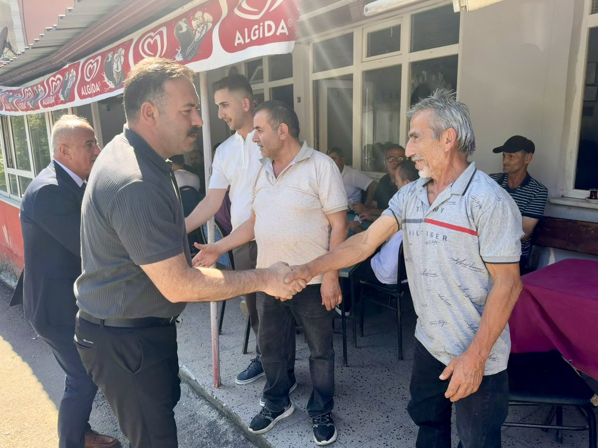 mcaglayan9's tweet photo. 📍 Merkez Himmetoğlu Köyü

Merkez İlçe Başkanımız Sayın Sezer Köroğlu, İl Genel Meclisi Başkanımız Sayın Necdet Karaveli ve İl Genel Meclisi Grup Başkanvekilimiz Sayın Abdullah Karagüzel ile birlikte Merkez Himmetoğlu Köyümüzde kıymetli hemşehrilerimizle bir araya geldik.

Gönül sofralarında çaylarımızı yudumlayıp samimi sohbetler gerçekleştirdik; hemşehrilerimizin talep ve önerilerini dinleyerek hasbihâl ettik. Bizim siyaset anlayışımız; milletimizle gönül bağlarını güçlendirmek, aynı sofrayı paylaşmak, sevinçte de sıkıntıda da omuz omuza olmak ve daima milletimizin yanında yürümektir.

Bizleri muhabbetle karşılayan, gönül kapılarını açan kıymetli hemşehrilerimize yürekten teşekkür ediyorum. Rabbim birlik ve beraberliğimizi daim, muhabbetimizi ve kardeşliğimizi kaim eylesin.

@RTErdogan 
@Akparti 
@abuyukgumus 
@mchtylmz 
@selmanaltasordu
