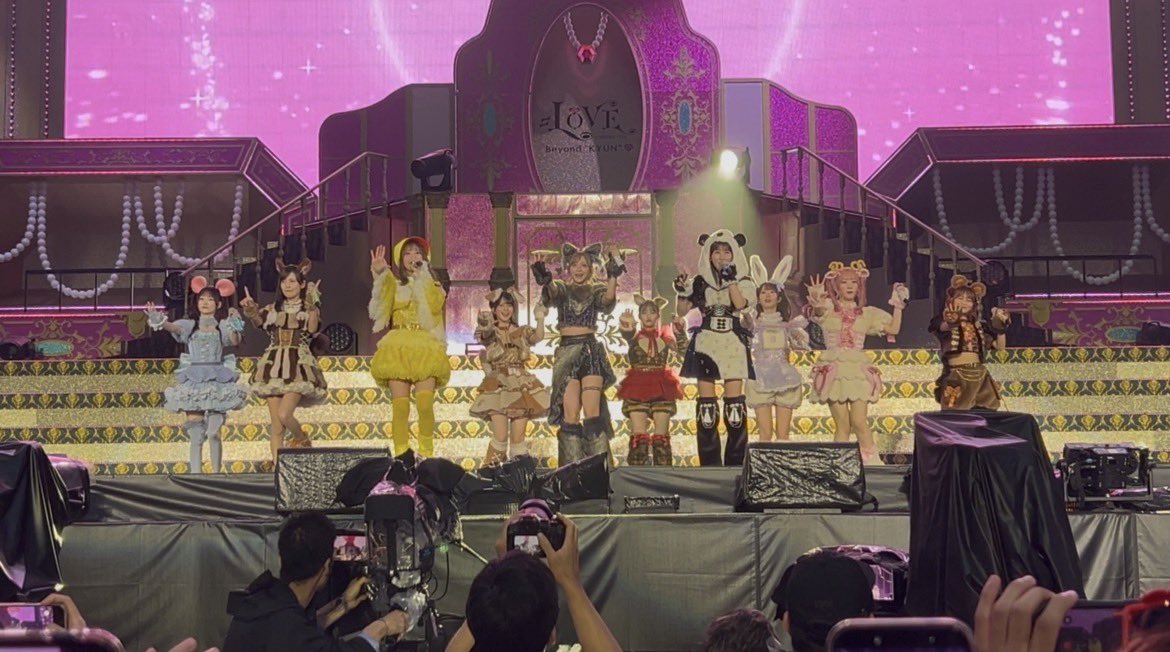 jaga2005love's tweet photo. 初めて目の前で歌ってて、存在するんだ😭ってなった。これからもライブとかツーショとか沢山イベント参加したいな!
その時までにiPhoneをもっと良い機種にしないと💦
#イコラブ #Beyondkyun https://t.co/HMhSfQnLv5