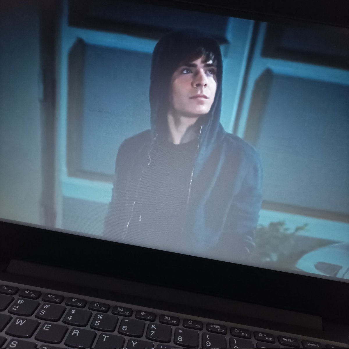 valcc96's tweet photo. it might not look alike in this pic, but if u look at every scene of troy bolton, wow it's crazy similar i think. or maybe bcs mark also had brunette hair like this before, trus mark bule vibes

anyway troy bolton is my first ever celeb crush, gatau ganteng aja si zac di sini 😖 https://t.co/a0hn00KCMH