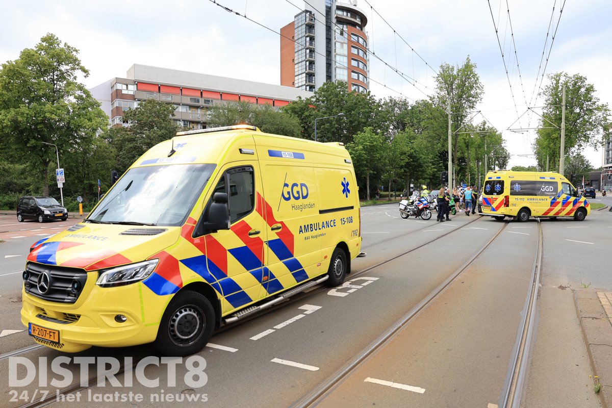 Politie zoekt getuigen na ongeval tussen agent en scooter op Papsouwselaan in Delft