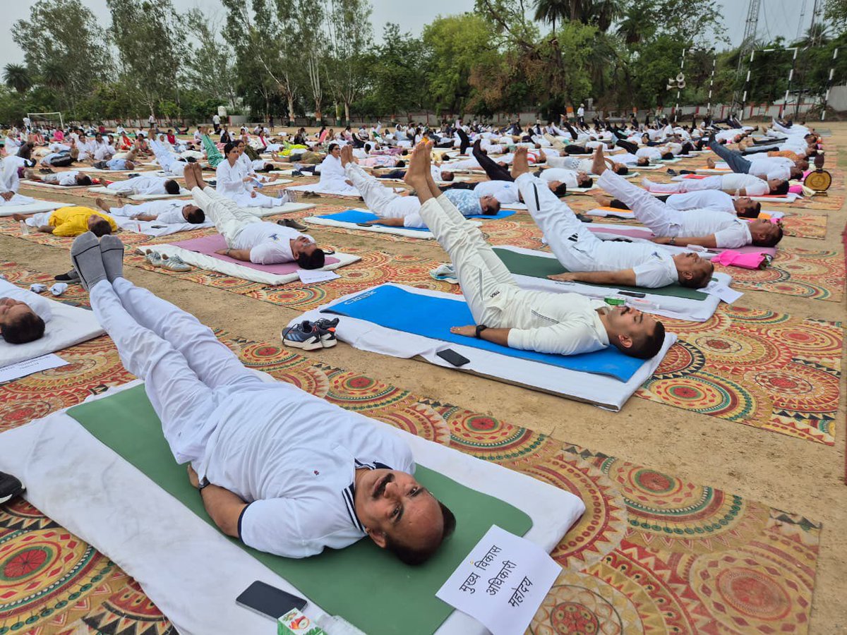 dmJalaun's tweet photo. 12वें अंतर्राष्ट्रीय योग दिवस  “Yoga for Healthy Ageing'' के अवसर पर  पुलिस लाइन उरई, जनपद जालौन स्थित परेड ग्राउंड में मुख्य अतिथि श्री महेश कुमार शुक्ल, मा० उपाध्यक्ष, उ०प्र० गौसेवा आयोग एवं नोडल अधिकारी जनपद श्री इन्द्र विक्रम सिंह ,सचिव, कृषि  उ०प्र० शासन, मा० जनप्रतिनिधियो, जिलाधिकारी पुलिस अधीक्षक समेत एनसीसी कैडेट्स ,एनएसएस के विद्यार्थियों, स्काउट-गाइड स्वयंसेवकों एवं आम नागरिकों के द्वारा निर्धारित प्रोटोकॉल के अनुसार  योगाभ्यास किया गया तथा सभी को मानसिक एवं शारीरिक रूप से स्वस्थ रहने हेतु नियमित रूप से योग करने के लिए प्रेरित किया गया।