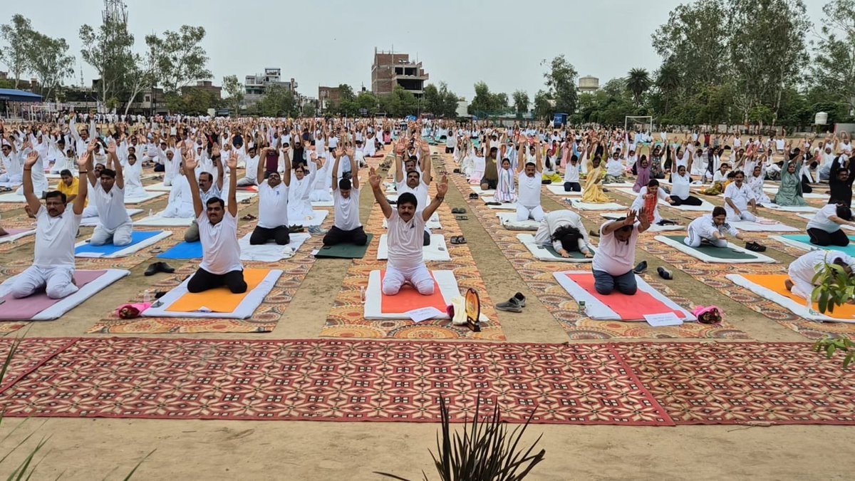 dmJalaun's tweet photo. 12वें अंतर्राष्ट्रीय योग दिवस  “Yoga for Healthy Ageing'' के अवसर पर  पुलिस लाइन उरई, जनपद जालौन स्थित परेड ग्राउंड में मुख्य अतिथि श्री महेश कुमार शुक्ल, मा० उपाध्यक्ष, उ०प्र० गौसेवा आयोग एवं नोडल अधिकारी जनपद श्री इन्द्र विक्रम सिंह ,सचिव, कृषि  उ०प्र० शासन, मा० जनप्रतिनिधियो, जिलाधिकारी पुलिस अधीक्षक समेत एनसीसी कैडेट्स ,एनएसएस के विद्यार्थियों, स्काउट-गाइड स्वयंसेवकों एवं आम नागरिकों के द्वारा निर्धारित प्रोटोकॉल के अनुसार  योगाभ्यास किया गया तथा सभी को मानसिक एवं शारीरिक रूप से स्वस्थ रहने हेतु नियमित रूप से योग करने के लिए प्रेरित किया गया।