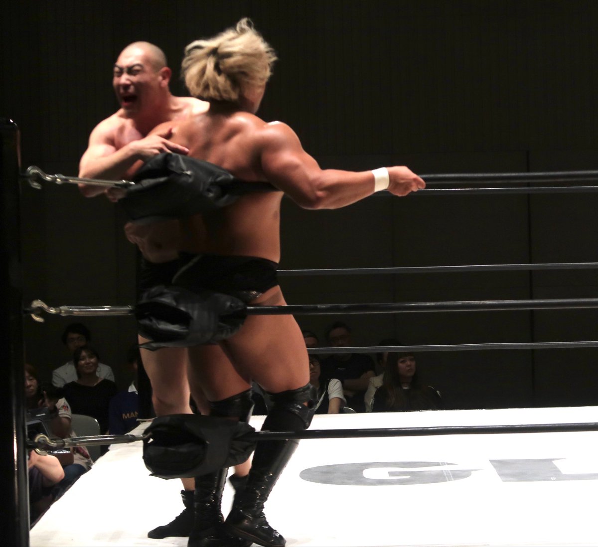 bkzOZRiaJGL0UJO's tweet photo. 6月20日Wヘッダー！
夜はGLEAT  SONIC WRESTLING in 有明
“開幕直前祭” 北沢タウンホール大会⑧
 
山本丈プロレスラーデビュー戦
田村ハヤトvs 山本丈

やっぱり団体には若い選手がいないと!
長い練習生期���だったからこそ、ずっと気になってました。

だから余計に嬉しいなぁ。

#GLEAT #GPRO #LIDET https://t.co/sZCzOiWH9G