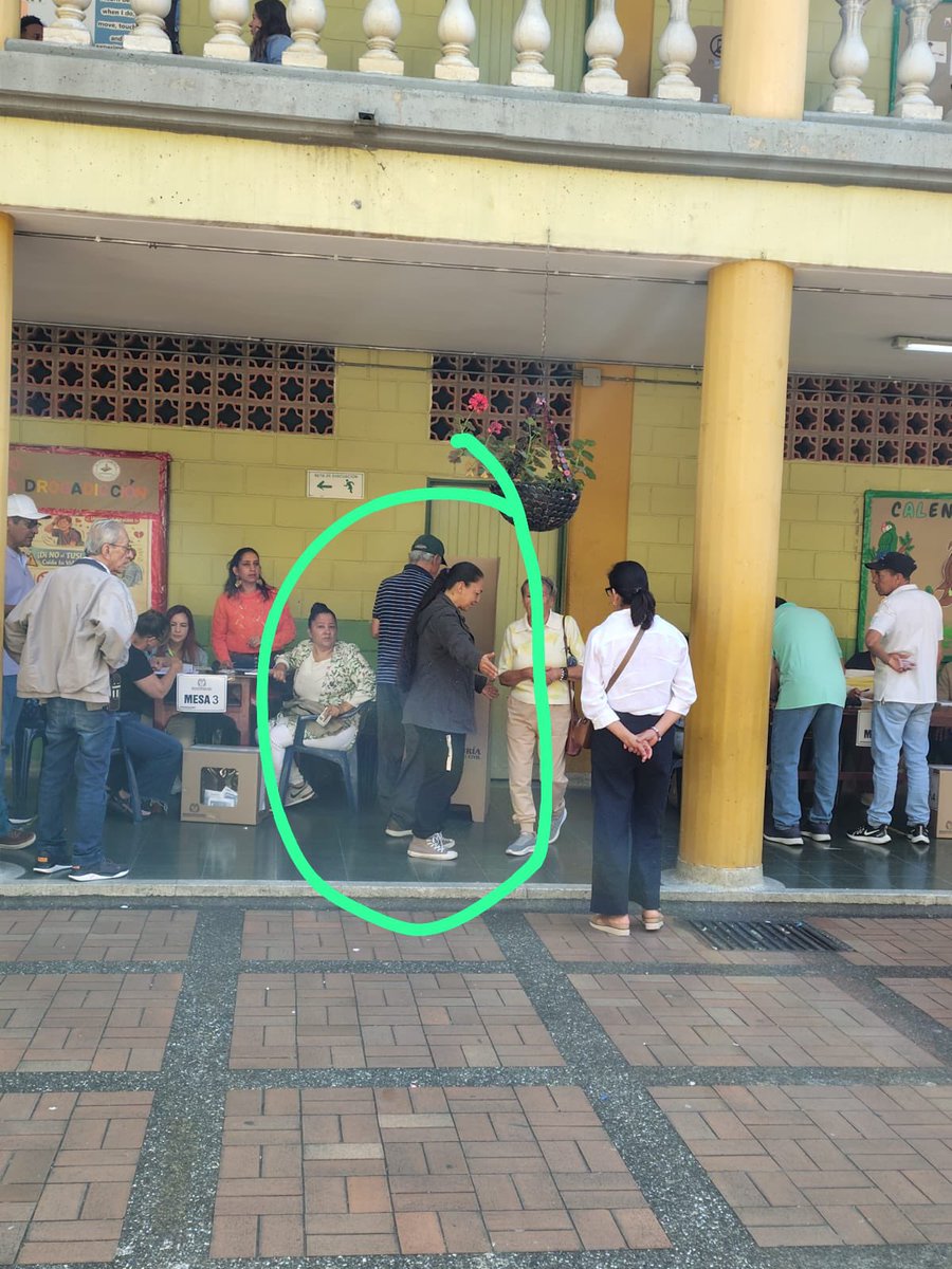 tobonvillada's tweet photo. Denuncia:

- En la Institución Educativa San Cristóbal se reporta a esta jurado de votación que estaría llevando a las personas a votar a las urnas. Tras 2 llamados de atención, continúa.

Pido acción inmediata @DefensoriaCol @PGN_COL @PoliciaColombia @seguridadmed https://t.co/bVPL9hjMJx